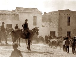 SAntioco_Attesa_santo_dietro_chiesa